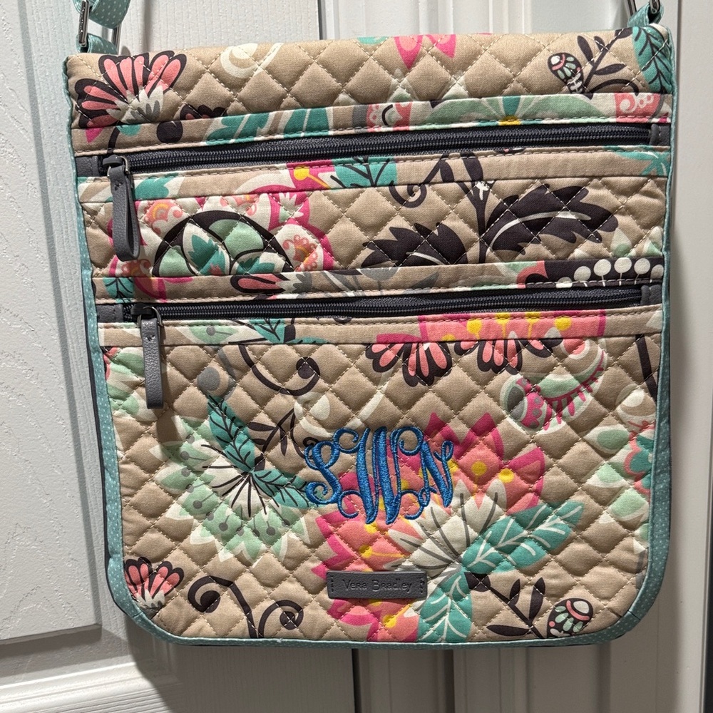 One of a kind 🌺 Vera Bradley Floral Monogram Crossbody